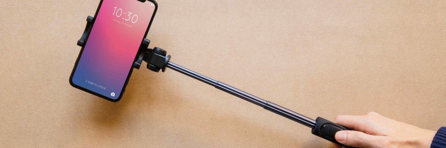 main-tenant-un-smartphone-hi-tech-sur-monopode cropée 2 main-tenant-un-smartphone-hi-tech-sur-monopode cropée 2