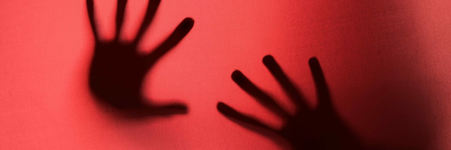terrifying-hands-silhouettes-studio cropée